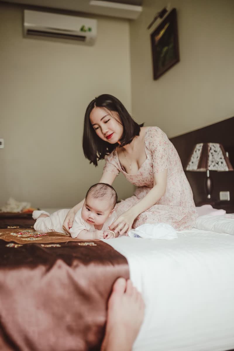 Mẹ Việt nằm chơi cùng bé sơ sinh